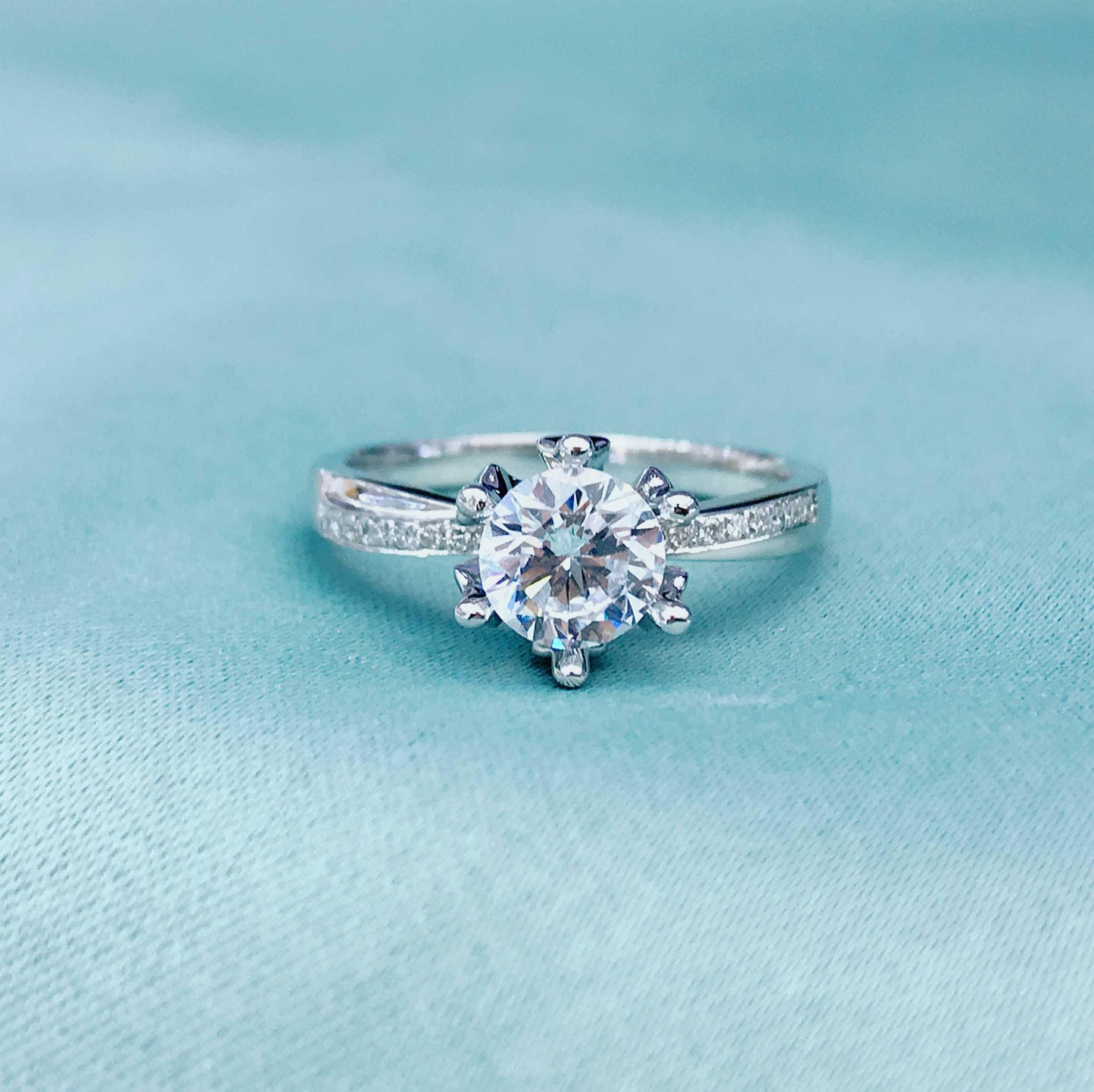 Eclipse Muse – 2 Carat Lab Diamond Solitaire Ring in 18K Gold with Pavé Halo
