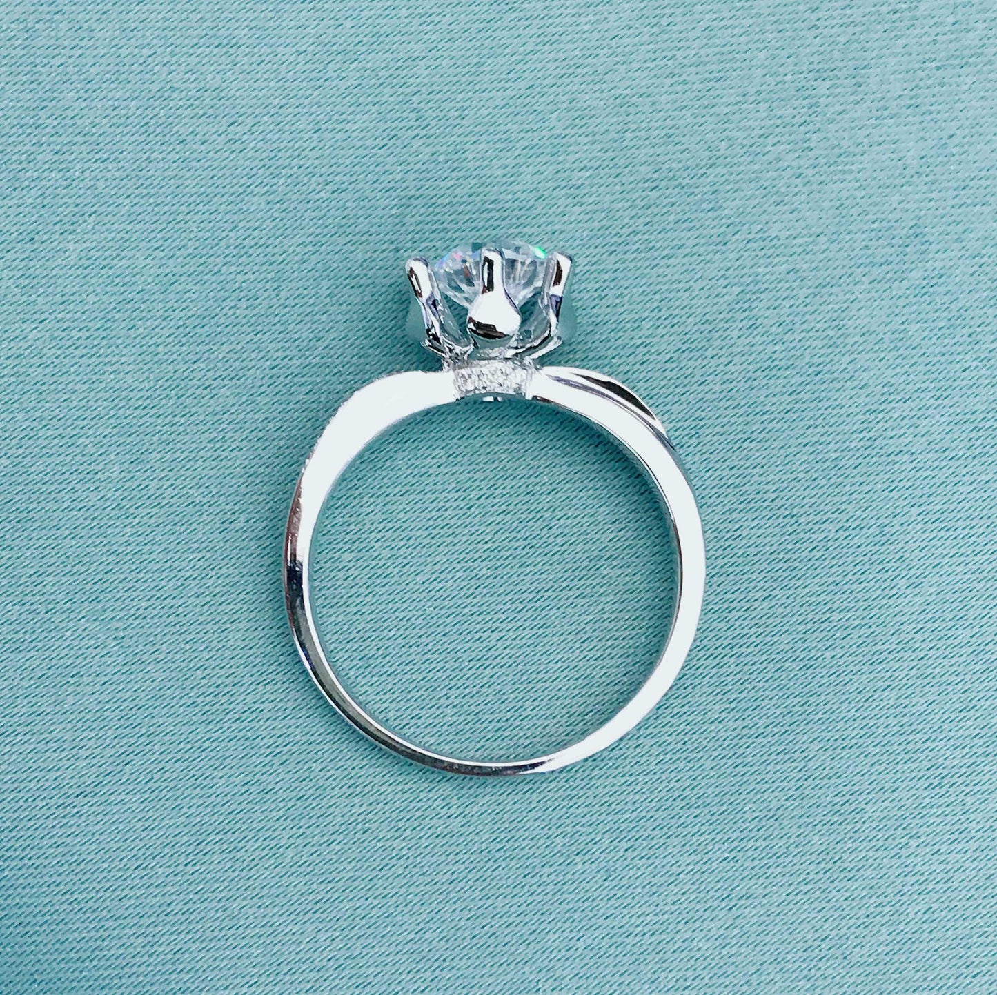 Eclipse Muse – 2 Carat Lab Diamond Solitaire Ring in 18K Gold with Pavé Halo