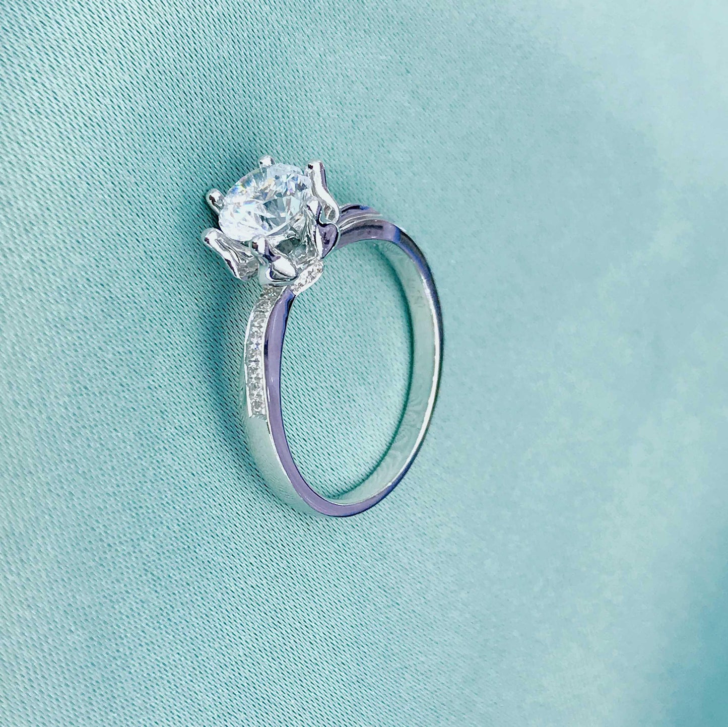 Eclipse Muse – 2 Carat Lab Diamond Solitaire Ring in 18K Gold with Pavé Halo