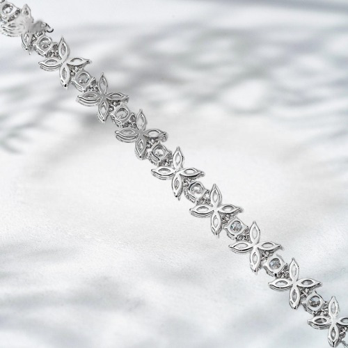 Frosted Fleur – 18K White Gold Lab Diamond Floral Bracelet | QOB Jewelry