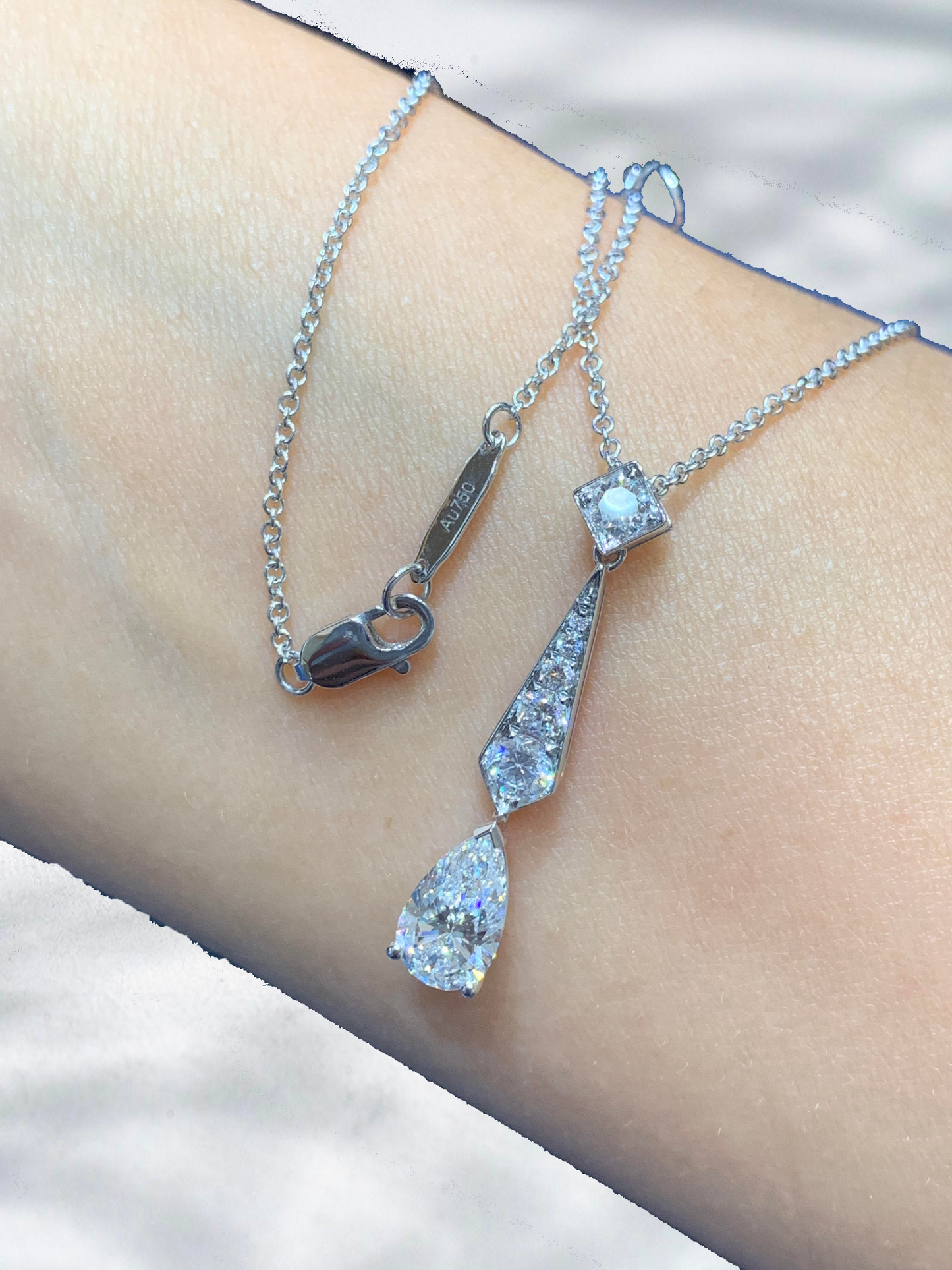 Raindrop Echo – 18K White Gold Teardrop lab Diamond Necklace