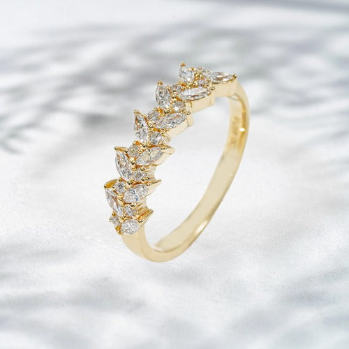 Soleil Crest – 18K Yellow Gold Lab Diamond Band
