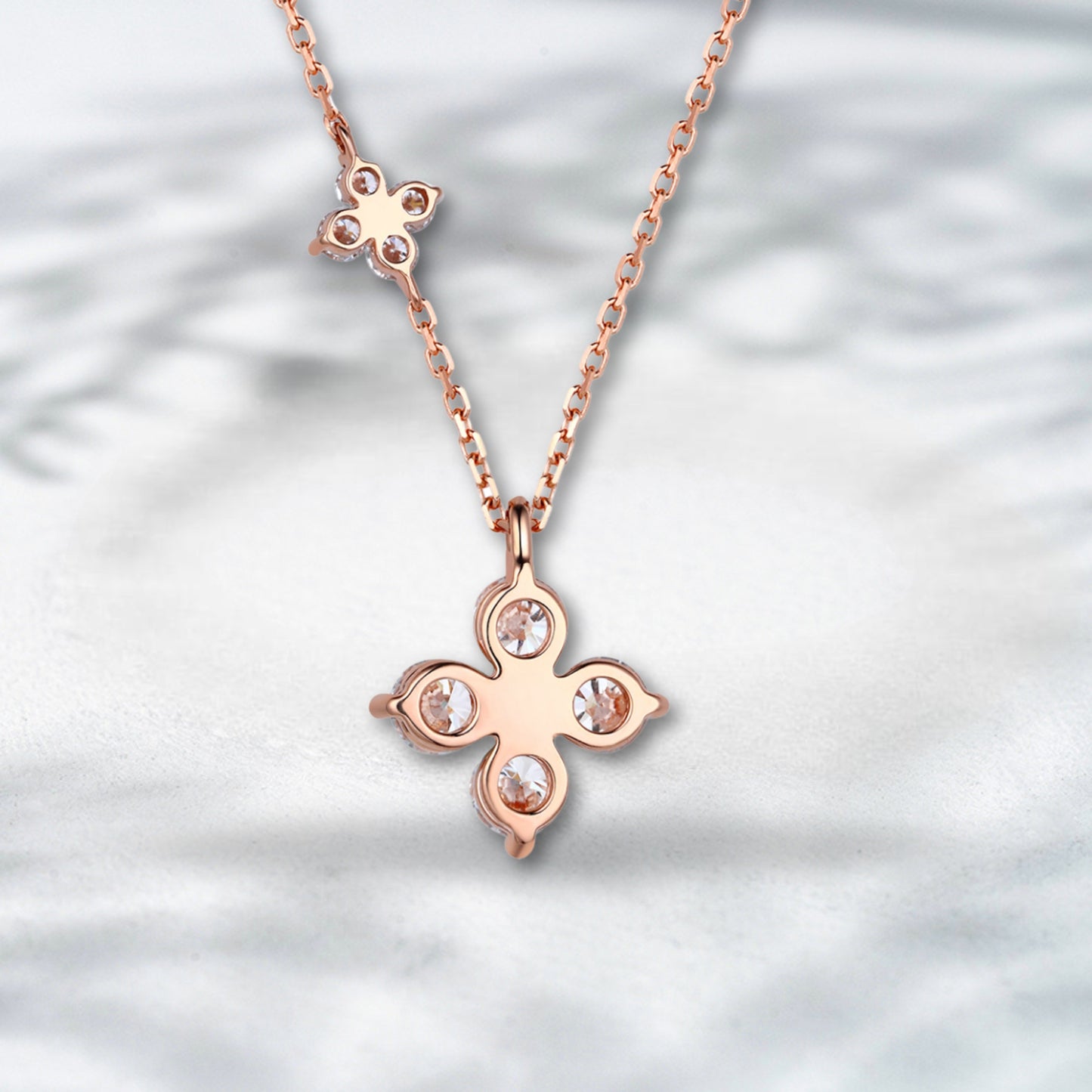 Rosé Clover – Natural Diamond Necklace in 18K Rose Gold (1.015 ct)