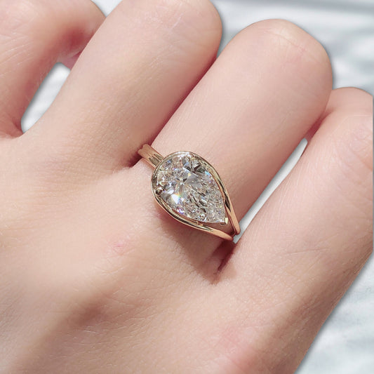 The Crowned Drop – Pear Cut Solitaire in 18K Yellow Gold