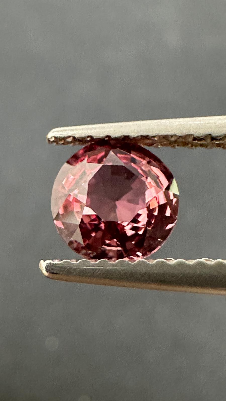 1.07 ct Natural Unheated Round Padparadscha Sapphire (GIT Certified) – Orangy Pink Brilliant