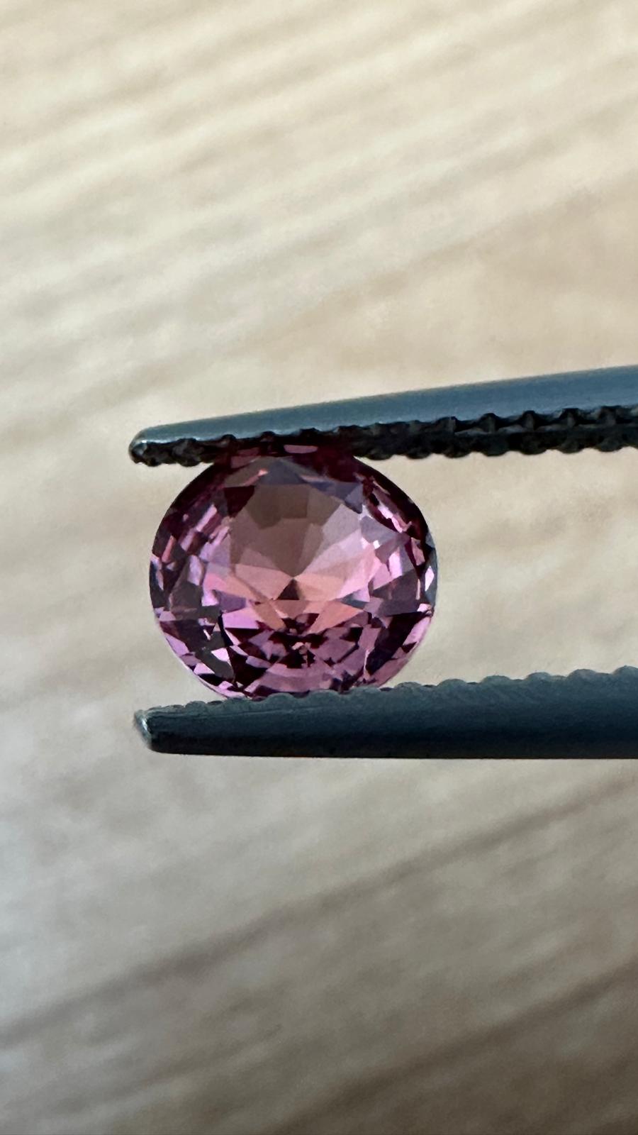 1.07 ct Natural Unheated Round Padparadscha Sapphire (GIT Certified) – Orangy Pink Brilliant